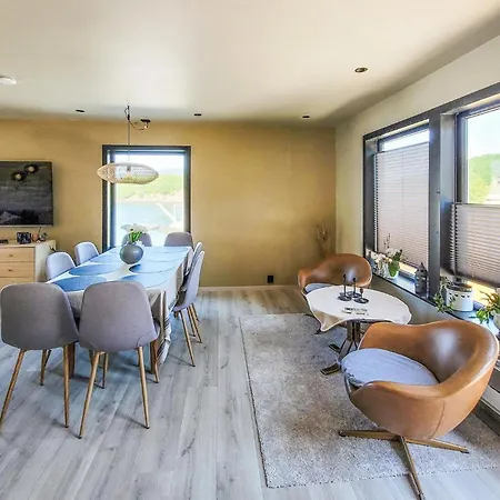 In With House Sea View بيت للعطل Fitjar